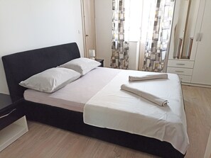 Three Bedroom Apartment | 1 phòng ngủ, bàn ủi/dụng cụ ủi quần áo 