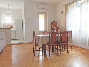 Three Bedroom Apartment | Oleskelualue | LCD-televisio