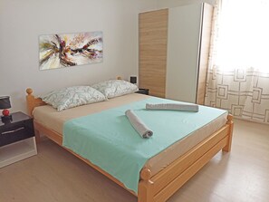 Apartment with Balcony | 1 bedroom, iron/ironing board, free WiFi, bed sheets - Beach House Split (Split)