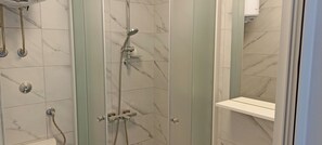 Apartment with Terrace | Bathroom | Combined shower/bathtub, free toiletries, hair dryer, towels