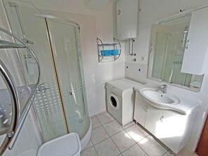 Apartment with Balcony | Baño | Tina con regadera, amenidades de baño gratuitas, secadora de cabello 