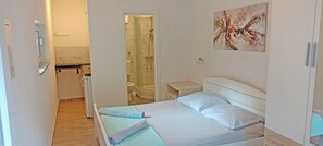 Apartment with Terrace | Oppholdsområde | LCD-TV