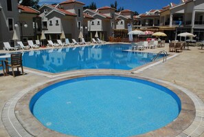 2 ulkouima-allasta, ilmaisia cabañoita, aurinkovarjoja