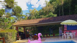 Outdoor pool, pool umbrellas, sun loungers - Casa Fazenda Inglesa (Petrópolis)