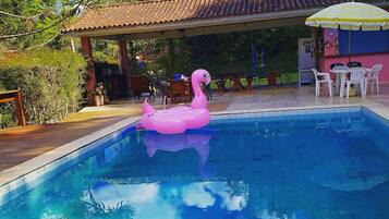 Piscina externa, guarda-sóis, espreguiçadeiras