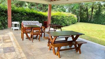 Casa, 3 quartos, sacada | Área de estar | TV de tela plana 32 polegadas com canais via satélite, TV, pebolim