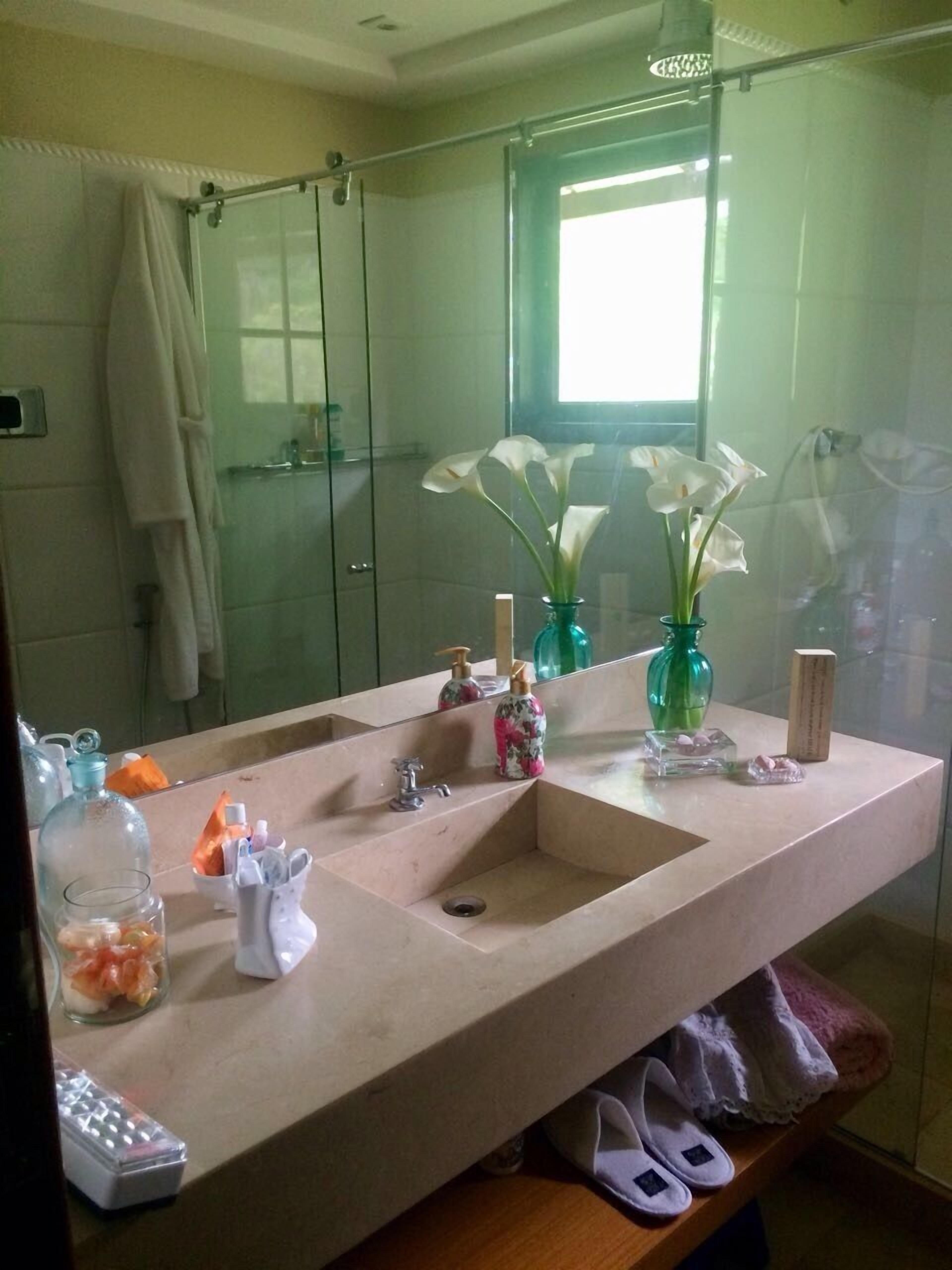 Casa, 3 quartos, sacada | Pia do banheiro