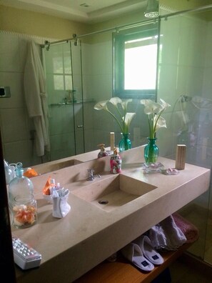 House, 3 Bedrooms, Balcony | Bathroom sink - Casa Fazenda Inglesa (Petrópolis)