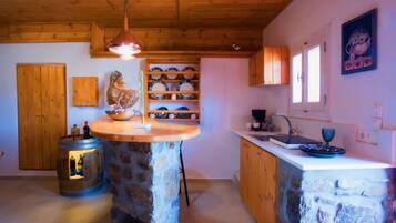 Private suite | Private kitchenette | Fridge, stovetop, cookware/dishes/utensils