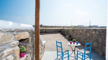 Habitación triple de lujo, para fumadores, vista a la colina | Terraza o patio