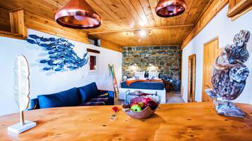 Private suite | Living area | Flat-screen TV