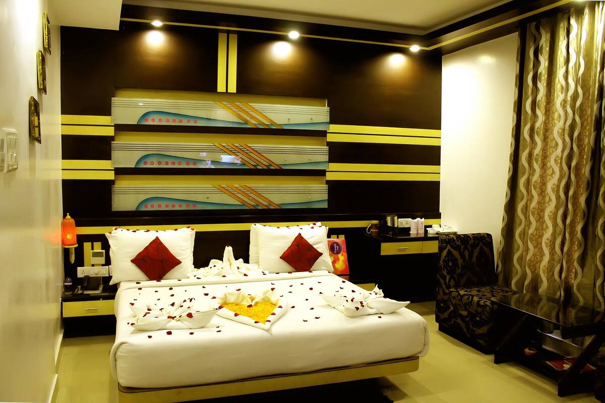 Club Deluxe | 1 bedroom, premium bedding, down duvets, desk