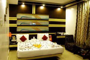 Phòng đôi Deluxe, 1 giường cỡ king | 1 phòng ngủ, bộ đồ giường cao cấp, chăn bông, bàn