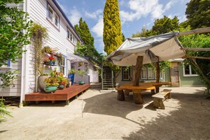 BBQ/picnic area - The Shady Rest B&B (Takaka)