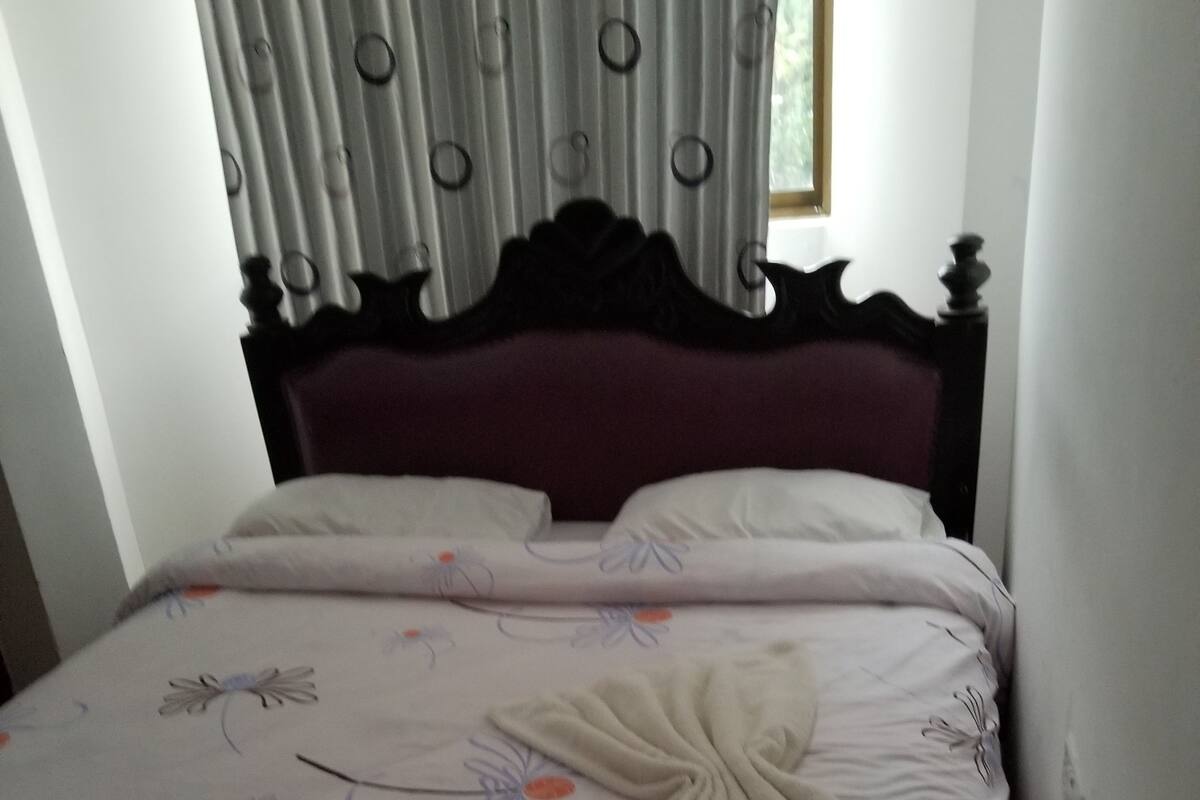Habitación básica | Tabla de planchar con plancha, wifi gratis y ropa de cama