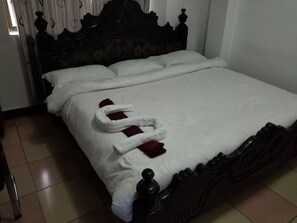Tabla de planchar con plancha, wifi gratis y ropa de cama