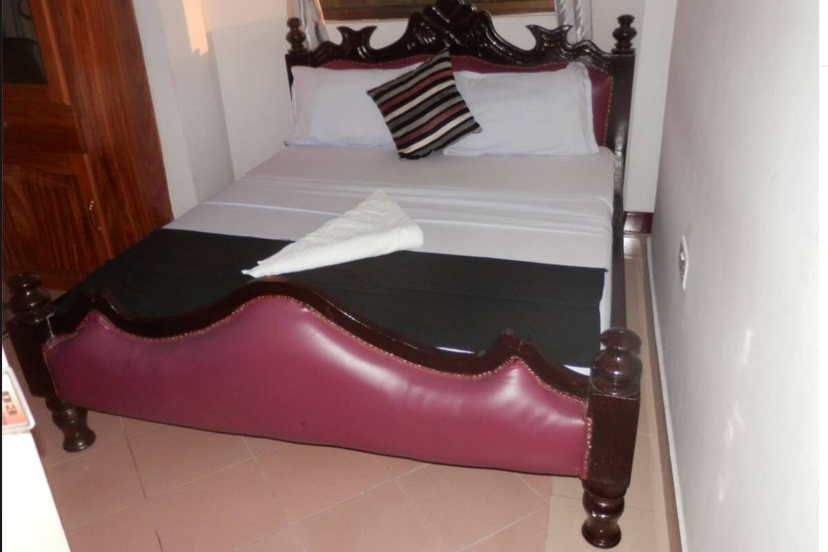 Habitación económica | Tabla de planchar con plancha, wifi gratis y ropa de cama