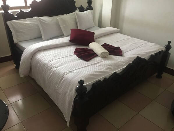 Habitación superior | Tabla de planchar con plancha, wifi gratis y ropa de cama