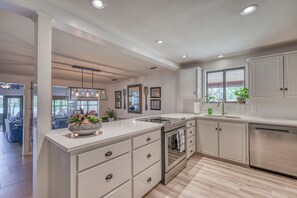 Kylskåp, mikrovågsugn, ugn och spishäll