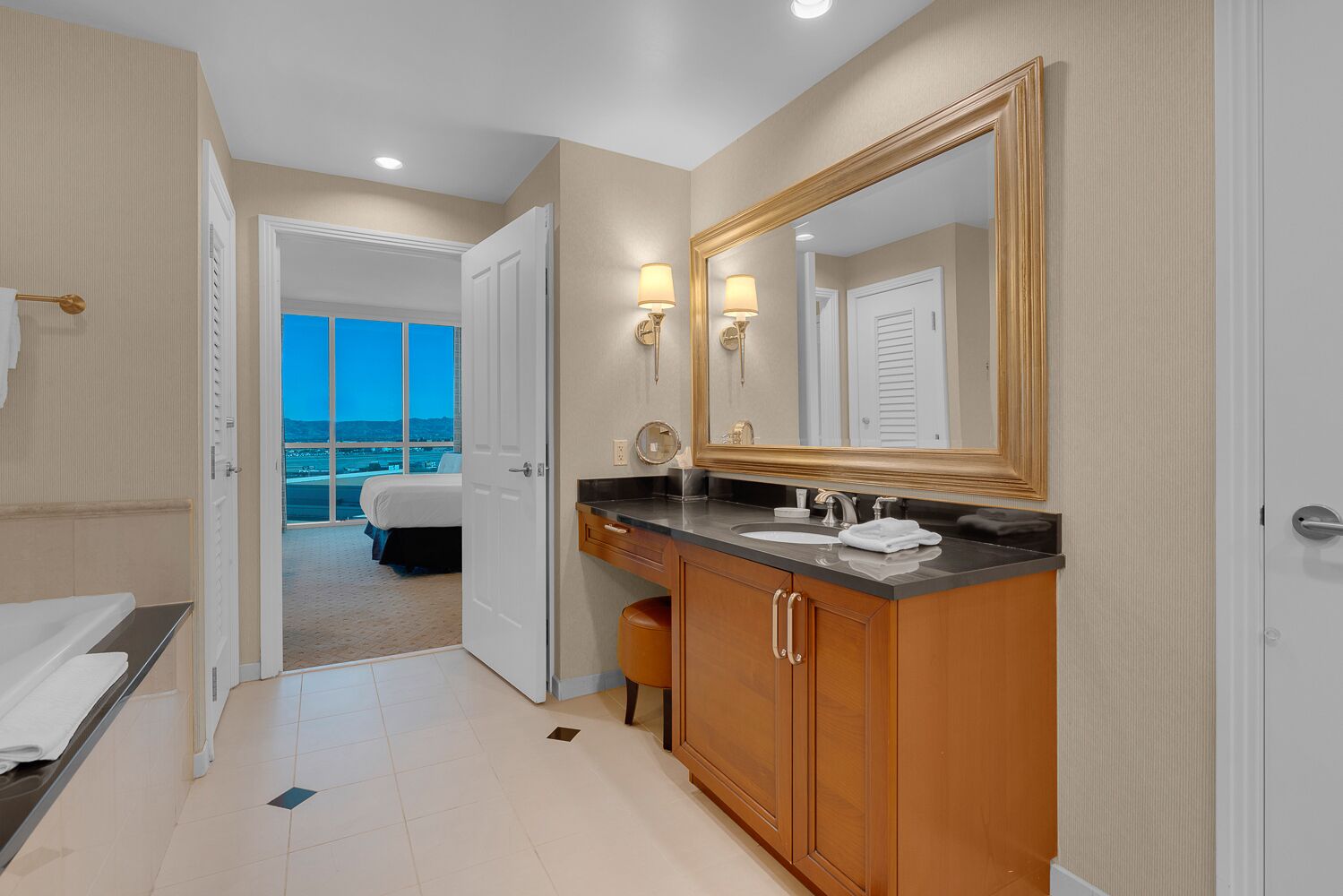 1 室のベッドルーム、セーフティボックス (室内)、アイロン / アイロン台、WiFi (無料)