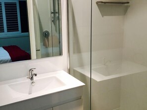 Combined shower/bathtub, hair dryer, towels, soap - Molly's On Mount View (Cessnock)