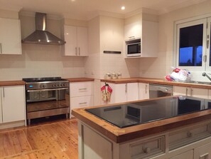 Fridge, microwave, oven, stovetop - Molly's On Mount View (Cessnock)