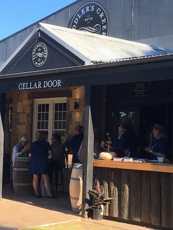 Outdoor dining - Molly's On Mount View (Cessnock)