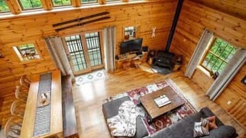 Smart TV, chimenea, videojuegos y futbolito