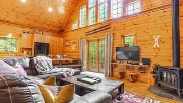 Smart TV, chimenea, videojuegos y futbolito