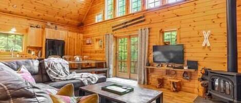 TV connectée, cheminée, jeux vidéo, baby-foot