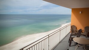 Ein Balkon mit Meerblick, ausgestattet mit einem Tisch und Stühlen.