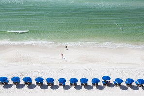 På stranden