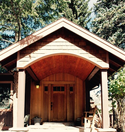 Historic Riverside Cottage ~ A Beautifully Restored 1908 Cottage!