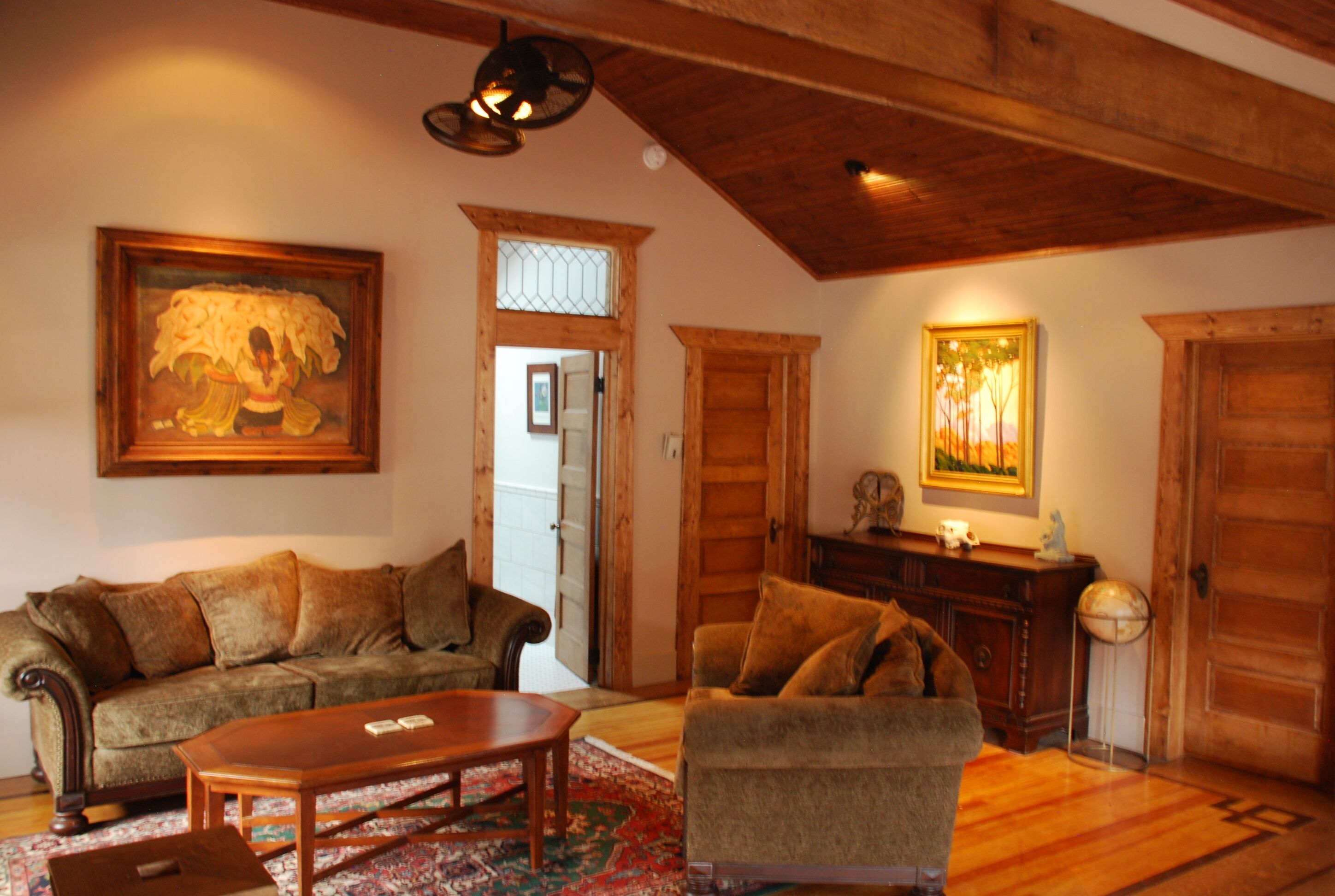 Smart-TV, Kamin, DVD-Player, Bücher