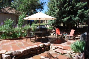 Outdoor dining - Historic Riverside Cottage ~ A Beautifully Restored 1908 Cottage! (Estes Park)