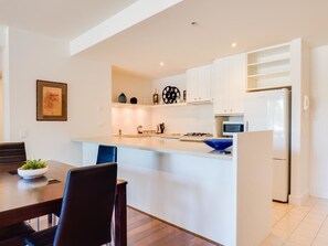 Full-size fridge, microwave, oven, stovetop - Waterfront By Gold Star Stays (Geelong)