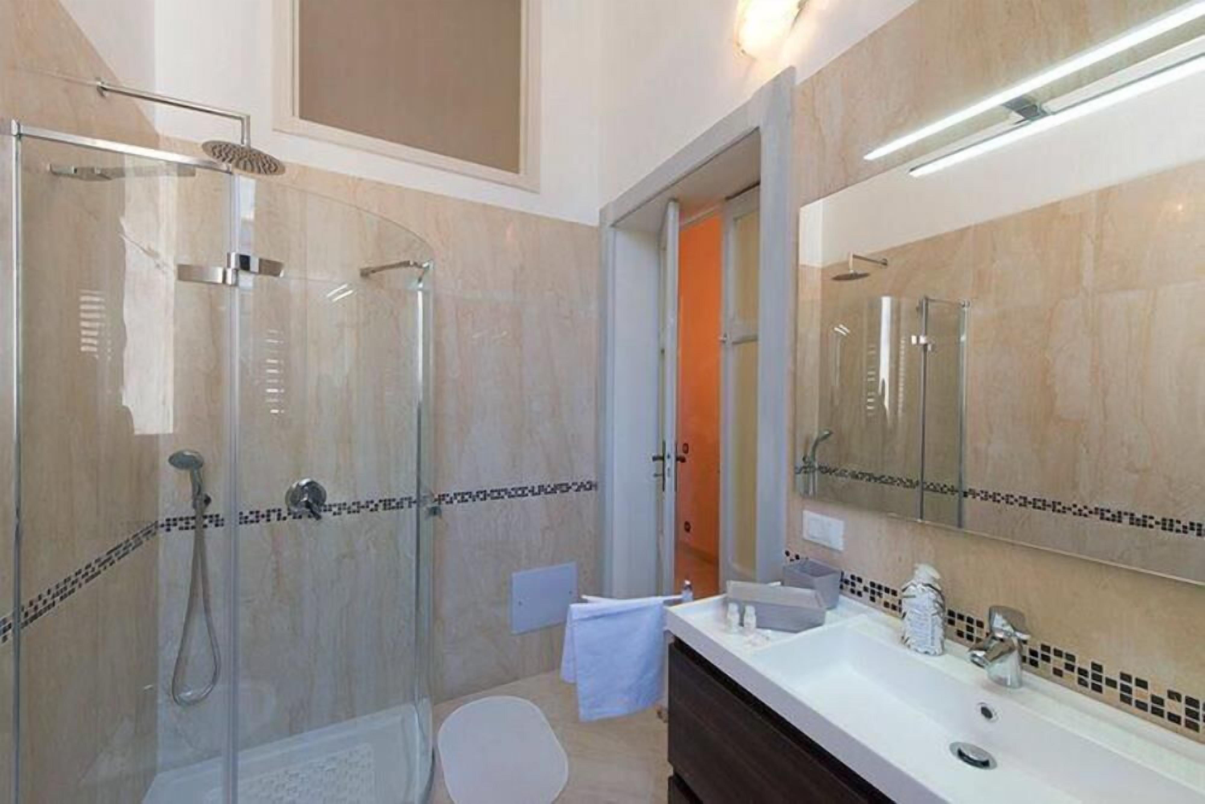 Combined shower/tub, hair dryer, bidet, towels
