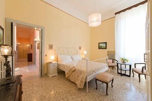 3 bedrooms, desk, iron/ironing board, free WiFi