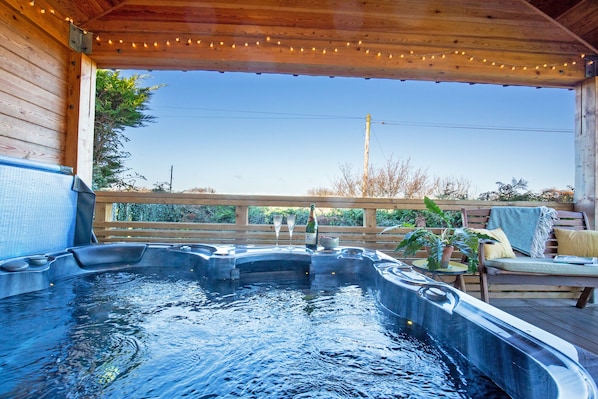 Outdoor spa tub - Luxury what ever the weather (Wellington)