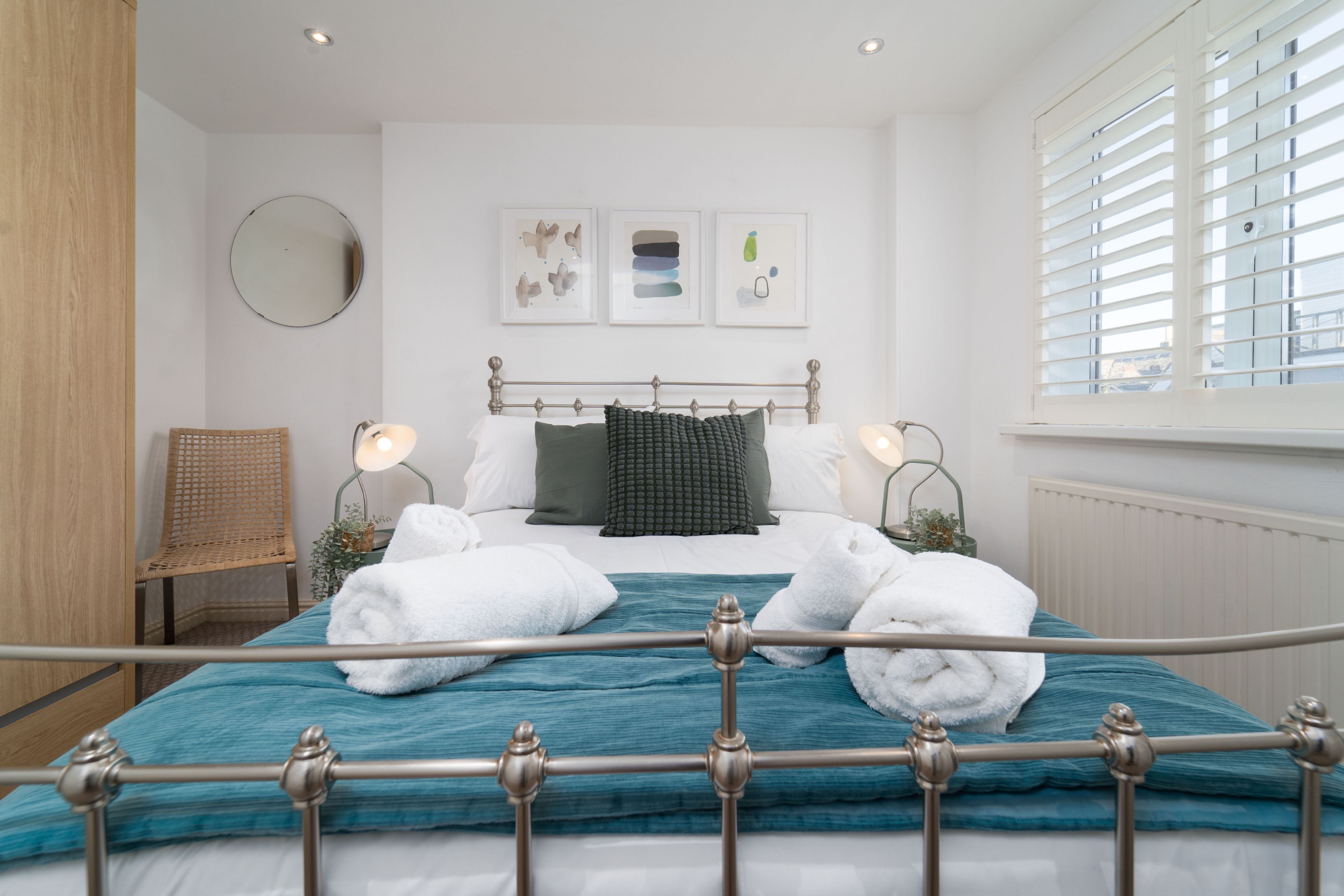 4 bedrooms, iron/ironing board, WiFi, bed sheets