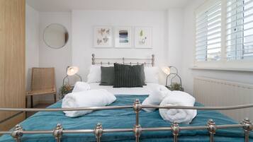 4 bedrooms, iron/ironing board, WiFi, bed sheets