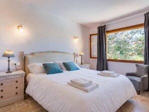 6 bedrooms, iron/ironing board, WiFi, bed sheets