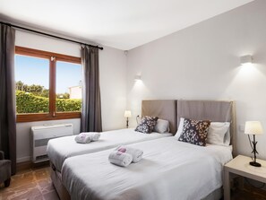 5 slaapkamers, een strijkplank/strijkijzer, wifi, beddengoed