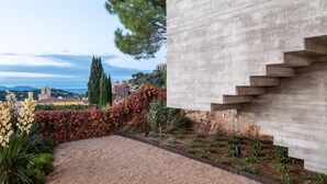 A modern building with a concrete facade and a staircase leading up to it. - Holiday rental townhouse with swimming pool in Begur, Centre (Begur)