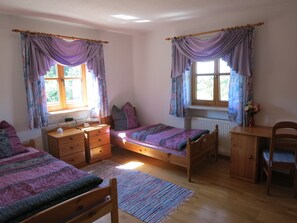 2 bedrooms, iron/ironing board, travel crib, free WiFi - Quiet holiday home in the countryside (Burgkirchen)