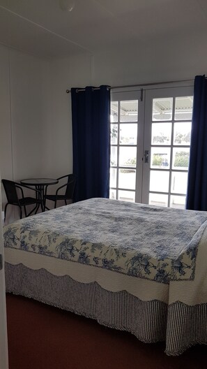 Comfort-Ferienhaus, 2 Schlafzimmer, Seeblick (Cockatoo Cottage) | Individuell dekoriert, individuell eingerichtet, Bettwäsche