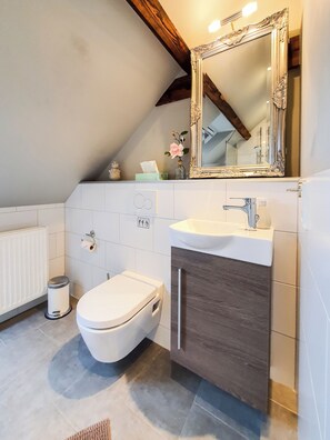 Shower, hair dryer, towels, soap - Friendly Home - "Helles Dachstudio" - Cologne - Fair - Bonn - Phantasialand (Bornheim)