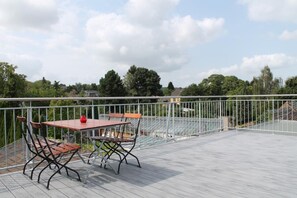 Outdoor dining - Friendly Home - "Helles Dachstudio" - Cologne - Fair - Bonn - Phantasialand (Bornheim)