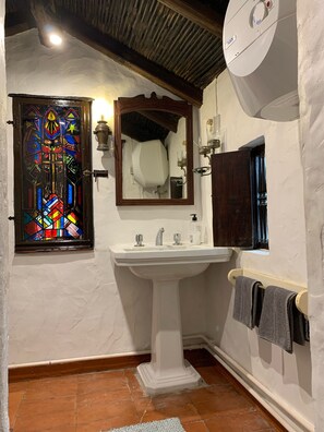 Douche, sèche-cheveux, serviettes fournies, papier toilette