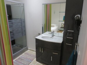 Dusche, Haartrockner, Handtücher, Seife